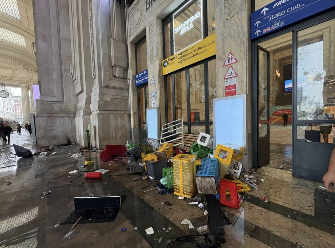 Damaged shopfronts in Milano. Photo: Julius Barclay / Wikimedia Commons CC BY-SA 4.0 Damaged shopfronts in Milano. Photo: Julius Barclay / Wikimedia Commons CC BY-SA 4.0