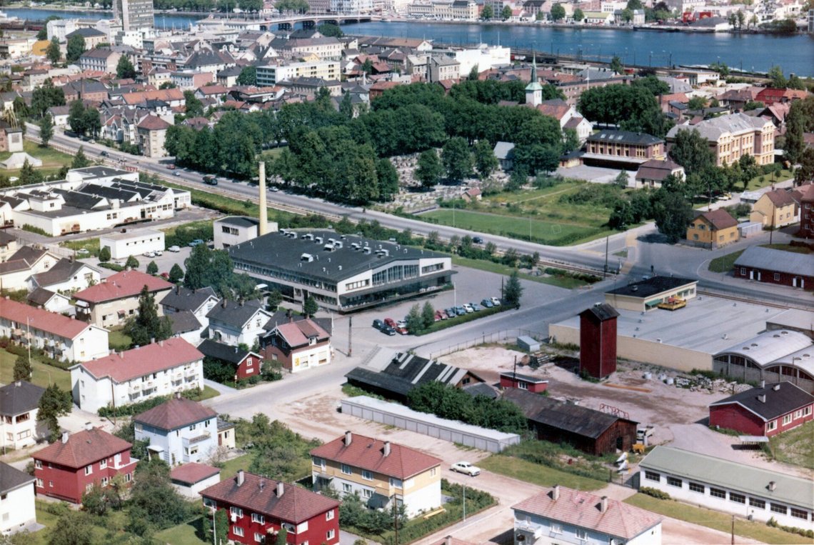 Drammen (Strømsø). The beige and white house at the bottom of the photograph is Folkestadgata 2. The street in the background is Bjørnstjerne Bjørnsons gate. Austadgata runs from Bjørnstjerne Bjørnsons gate towards the bottom left-hand corner of the photograph. Photo: Wikimedia Commons (public domain). Drammen (Strømsø). The beige and white house at the bottom of the photograph is Folkestadgata 2. The street in the background is Bjørnstjerne Bjørnsons gate. Austadgata runs from Bjørnstjerne Bjørnsons gate towards the bottom left-hand corner of the photograph. Photo: Wikimedia Commons (public domain).