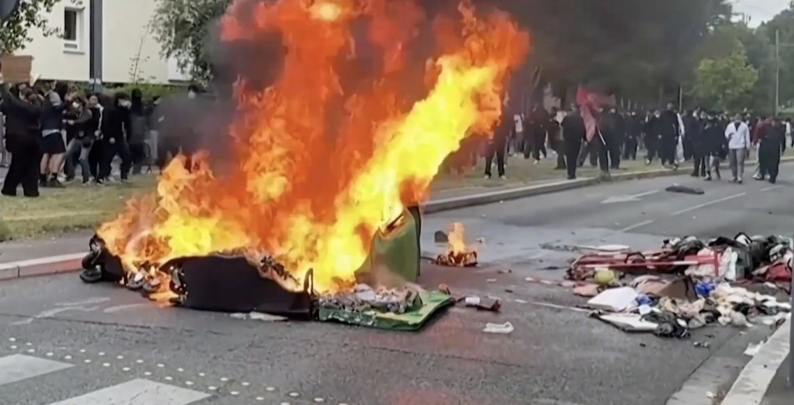 Street rioters set fire to rubbish bins in Paris on 2 October 2026. Video still. Street rioters set fire to rubbish bins in Paris on 2 October 2026. Video still.