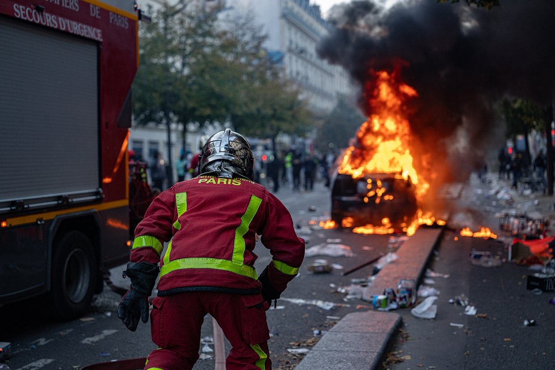 Protests and riots in Paris on 17 October 2026. Demonstrators gathered around Place de la République amid tear gas; cars and shared bikes were set on fire on Boulevard Voltaire and extinguished by the Paris Fire Brigade (BSPP); shops were looted, including a Chanel boutique in Le Marais at night. Photo: Wikimedia Commons CC BY-SA 4.0 Protests and riots in Paris on 17 October 2026. Demonstrators gathered around Place de la République amid tear gas; cars and shared bikes were set on fire on Boulevard Voltaire and extinguished by the Paris Fire Brigade (BSPP); shops were looted, including a Chanel boutique in Le Marais at night. Photo: Wikimedia Commons CC BY-SA 4.0
