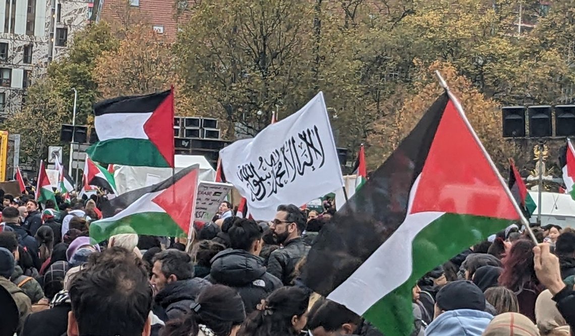 A Taliban flag at a pro-Palestinian demonstration in Rotterdam, the Netherlands. Photo: Donald Trung Quoc Don (Chữ Hán: 徵國單) / CC BY-SA 4.0 International. A Taliban flag at a pro-Palestinian demonstration in Rotterdam, the Netherlands. Photo: Donald Trung Quoc Don (Chữ Hán: 徵國單) / CC BY-SA 4.0 International.