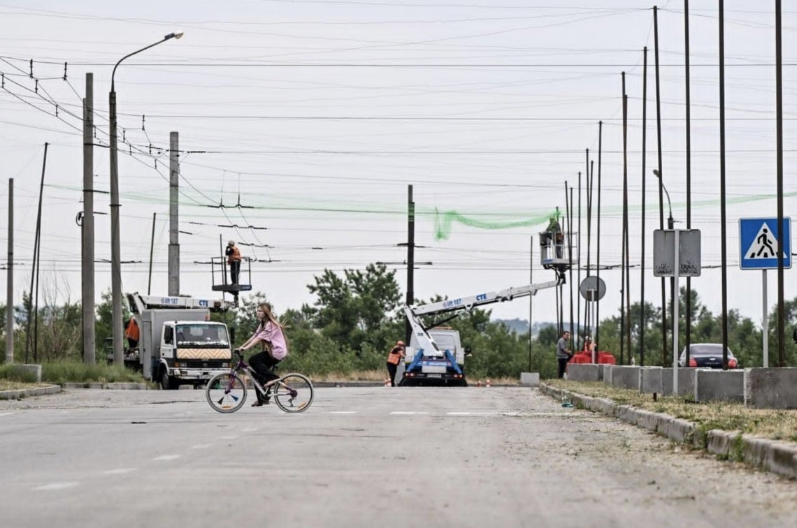 Anti-drone nets over a street in Zaporizhzhia, August 2026. Photo: Zaporizhzhia Regional State Administration / Wikimedia Commonsss CC BY 4.0 Anti-drone nets over a street in Zaporizhzhia, August 2026. Photo: Zaporizhzhia Regional State Administration / Wikimedia Commonsss CC BY 4.0