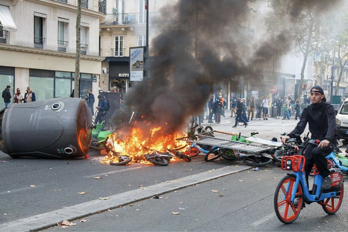 Protesters' barricade on Boulevard Saint-Denis, photographed on the same day as the Milan clashes. Photo: Jules / Wikimedia Commons CC BY-SA 4.0 Protesters' barricade on Boulevard Saint-Denis, photographed on the same day as the Milan clashes. Photo: Jules / Wikimedia Commons CC BY-SA 4.0