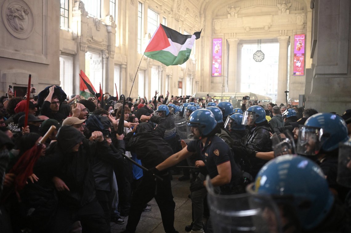 Protesters confront police at Milan Central Station (2025). Photo: Wikimedia Commons CC BY-SA 4.0. Protesters confront police at Milan Central Station (2025). Photo: Wikimedia Commons CC BY-SA 4.0.