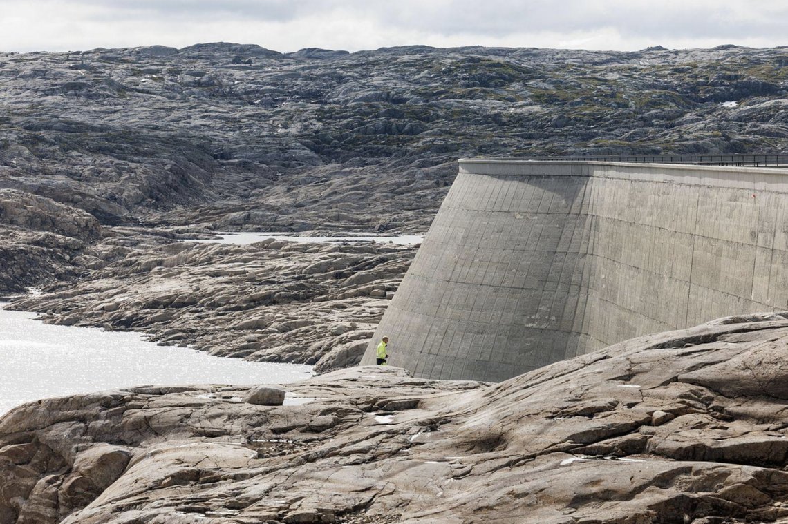 Low water levels at Blåsjø, Norway’s largest hydropower reservoir, which has remained unusually low throughout the summer. Photo: Reinhardheydt / Wikimedia Commons (public domain). Low water levels at Blåsjø, Norway’s largest hydropower reservoir, which has remained unusually low throughout the summer. Photo: Reinhardheydt / Wikimedia Commons (public domain).