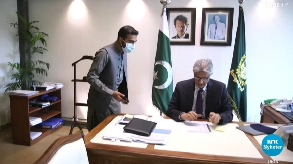 ‘Adviser in Islamabad’ was the title of a report broadcast by NRK’s Dagsrevyen on 24 October 2020, about Usman Mushtaq’s time as an adviser to Pakistan’s health minister, a position he held for a year or two. Here he is pictured in his homeland, in an office alongside the minister, Zafar Mirza. Photo: Screenshot from NRK. ‘Adviser in Islamabad’ was the title of a report broadcast by NRK’s Dagsrevyen on 24 October 2020, about Usman Mushtaq’s time as an adviser to Pakistan’s health minister, a position he held for a year or two. Here he is pictured in his homeland, in an office alongside the minister, Zafar Mirza. Photo: Screenshot from NRK.