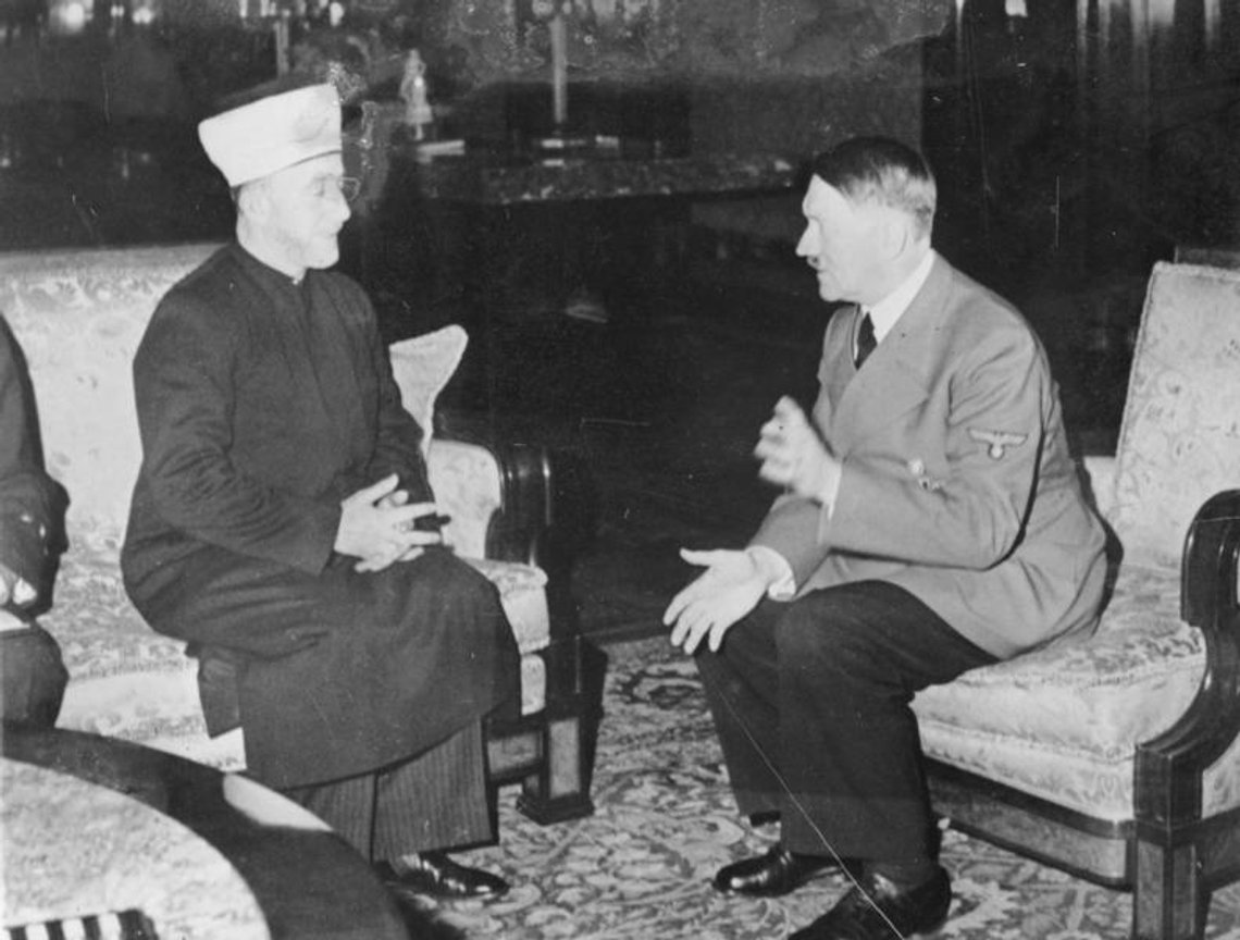 Der Grossmufti von Palästina vom Führer empfangen.
Der Führer empfing in Gegenwart des Reichsministers des Auswärtigen von Ribbentrop den Grossmufti von Palästina, Sayid Amin al Husseini, zu einer herzlichen und für die Zukunft der arabischen Länder bedeutungsvollen Unterredung.
9.12.41 Presse Hoffmann Der Grossmufti von Palästina vom Führer empfangen.
Der Führer empfing in Gegenwart des Reichsministers des Auswärtigen von Ribbentrop den Grossmufti von Palästina, Sayid Amin al Husseini, zu einer herzlichen und für die Zukunft der arabischen Länder bedeutungsvollen Unterredung.
9.12.41 Presse Hoffmann