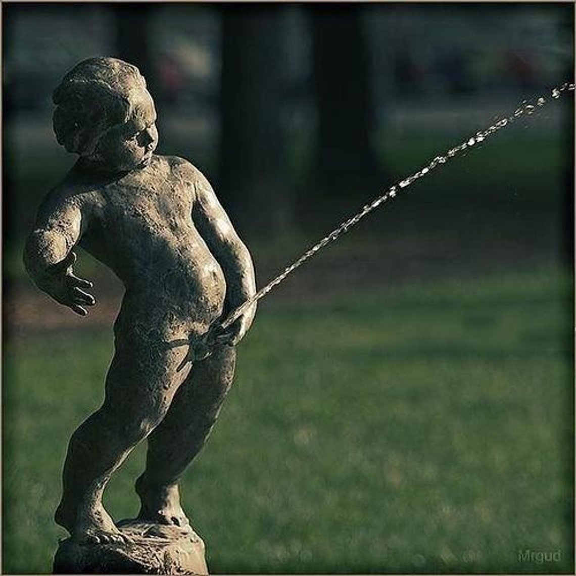 funny_peeing_statues_1006