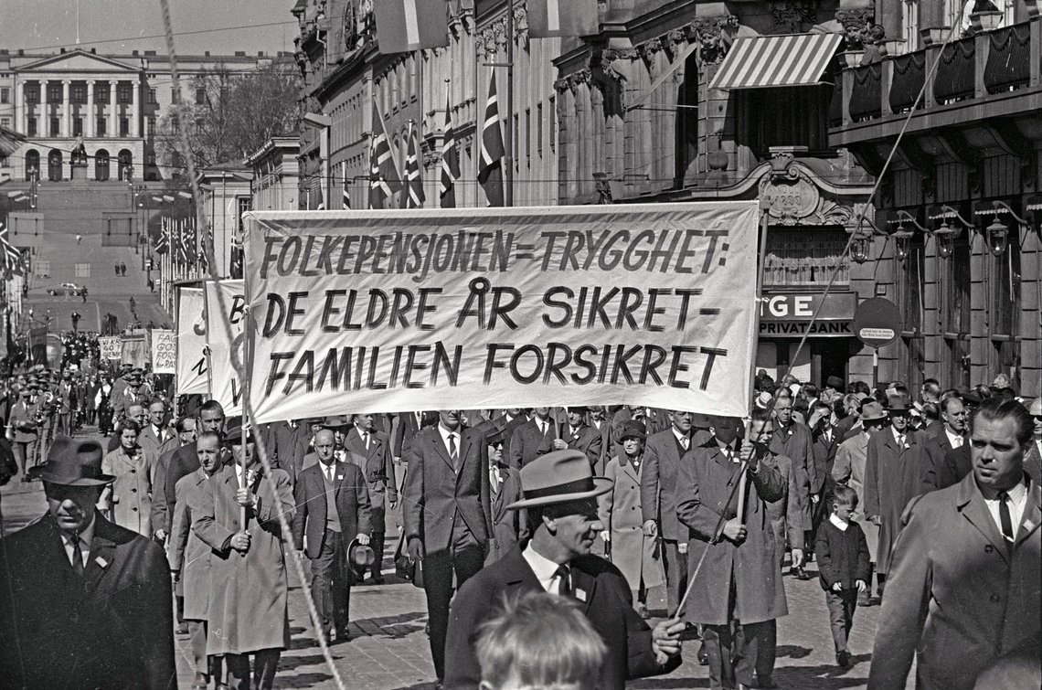 1. mai 1965 i Oslo
Demonstrasjonstoget i Karl Johans gate
Parole: Folkepensjonen = trygghet-
De eldre år sikret - familien forsikret 1. mai 1965 i Oslo
Demonstrasjonstoget i Karl Johans gate
Parole: Folkepensjonen = trygghet-
De eldre år sikret - familien forsikret