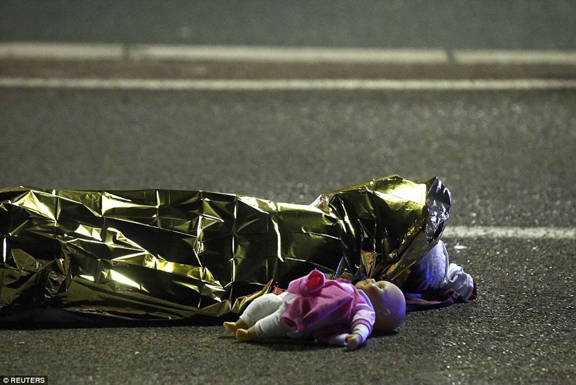 14:7-terror - dailymail.co.uk:news:article-3691019:Several-people-injured-truck-crashes-crowd-Bastille-Day-celebrations-Nice.html