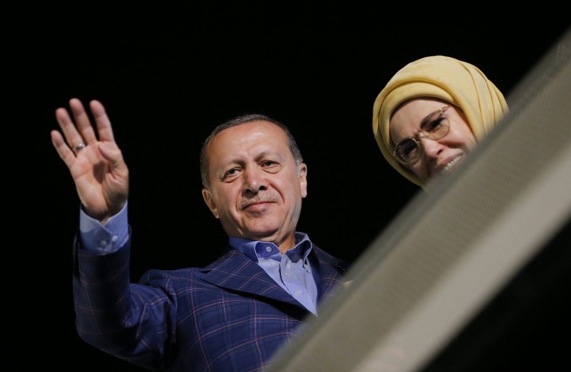 Turkish President Tayyip Erdogan and his wife Emine greet supporters near Tarabya mansion in Istanbul, Turkey, April 16, 2017. REUTERS/Murad Sezer Turkish President Tayyip Erdogan and his wife Emine greet supporters near Tarabya mansion in Istanbul, Turkey, April 16, 2017. REUTERS/Murad Sezer