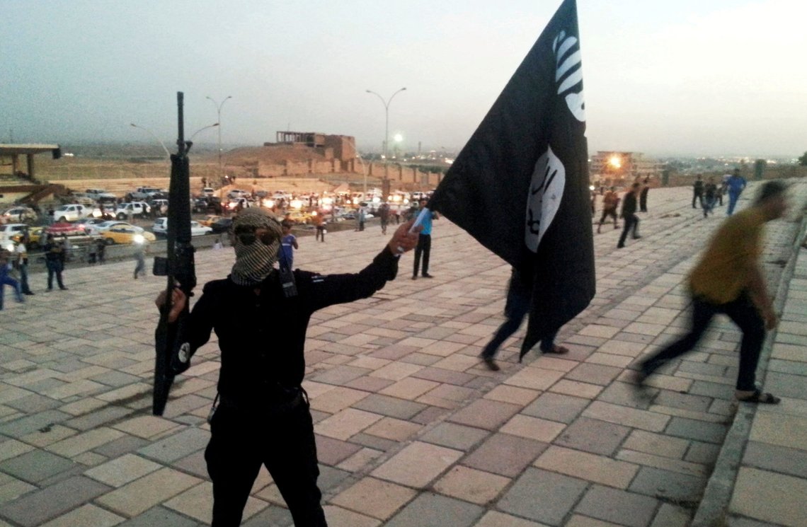 A fighter of the Islamic State of Iraq and the Levant (ISIL) holds an ISIL flag and a weapon on a street in the city of Mosul, Iraq June 23, 2014. To match Insight MIDEAST-CRISIS/MOSUL-ISLAMIC STATE REUTERS/Stringer/File Photo A fighter of the Islamic State of Iraq and the Levant (ISIL) holds an ISIL flag and a weapon on a street in the city of Mosul, Iraq June 23, 2014. To match Insight MIDEAST-CRISIS/MOSUL-ISLAMIC STATE REUTERS/Stringer/File Photo