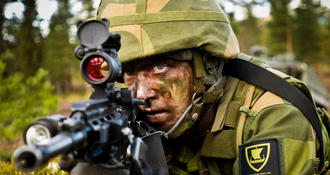 En soldat fra Telemark Bataljon i øvingsfeltet ved Rena Leir. Foto: Erik Drabløs / Forsvarets mediesenter / cc by-sa 3.0 / Wikimedia Commons. En soldat fra Telemark Bataljon i øvingsfeltet ved Rena Leir. Foto: Erik Drabløs / Forsvarets mediesenter / cc by-sa 3.0 / Wikimedia Commons.