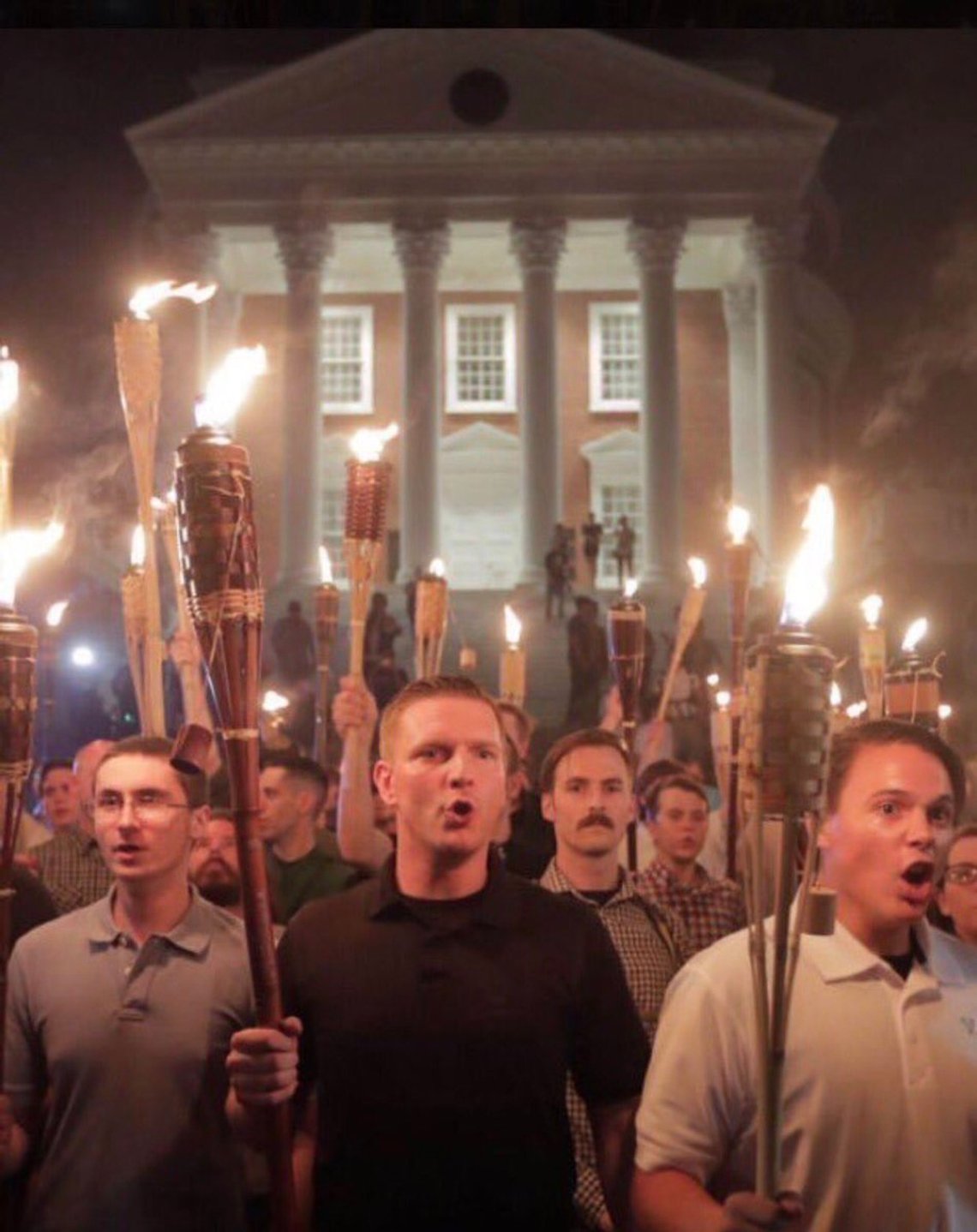 Charlottesville 11. aug 2017: Såkalt hvite supremasister marsjerte til ropene «de skal ikke få erstattet oss». Var også denne marsjen finansiert av antirasister? Antifa og den liberale pressen levde lenge på Charlottesville. Charlottesville 11. aug 2017: Såkalt hvite supremasister marsjerte til ropene «de skal ikke få erstattet oss». Var også denne marsjen finansiert av antirasister? Antifa og den liberale pressen levde lenge på Charlottesville.