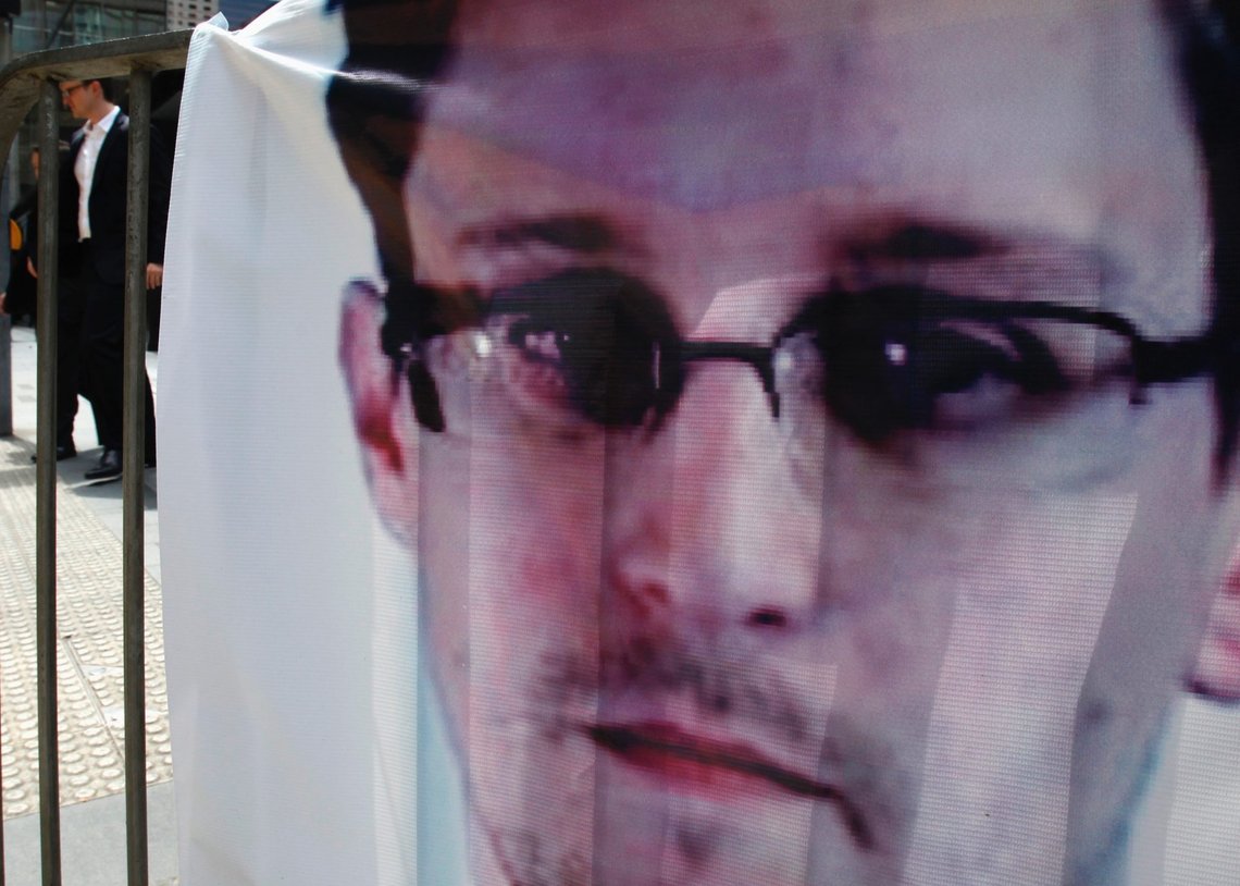 A banner supporting Edward Snowden, a former contractor at the National Security Agency (NSA), is displayed at Hong Kong's financial Central district on June 21, 2013, the day marking Snowden's 30th birthday. Snowden reportedly flew to Hong Kong on May 20. He checked out of a luxury hotel on June 10 and his whereabouts remain unknown. Snowden has said he intends to stay in Hong Kong to fight any potential U.S. moves to extradite him. REUTERS/Bobby Yip (CHINA - Tags: POLITICS CRIME LAW SCIENCE TECHNOLOGY) A banner supporting Edward Snowden, a former contractor at the National Security Agency (NSA), is displayed at Hong Kong's financial Central district on June 21, 2013, the day marking Snowden's 30th birthday. Snowden reportedly flew to Hong Kong on May 20. He checked out of a luxury hotel on June 10 and his whereabouts remain unknown. Snowden has said he intends to stay in Hong Kong to fight any potential U.S. moves to extradite him. REUTERS/Bobby Yip (CHINA - Tags: POLITICS CRIME LAW SCIENCE TECHNOLOGY)
