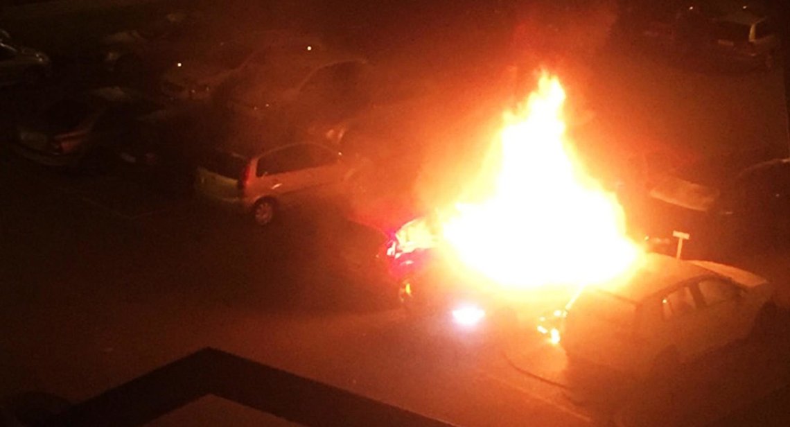 Bilbrannene brer om seg. Politiet i Sandefjord har mistanke om at bilene som brant natt til torsdag er påsatt. Illustrasjonsfoto: document.no-leser Bilbrannene brer om seg. Politiet i Sandefjord har mistanke om at bilene som brant natt til torsdag er påsatt. Illustrasjonsfoto: document.no-leser