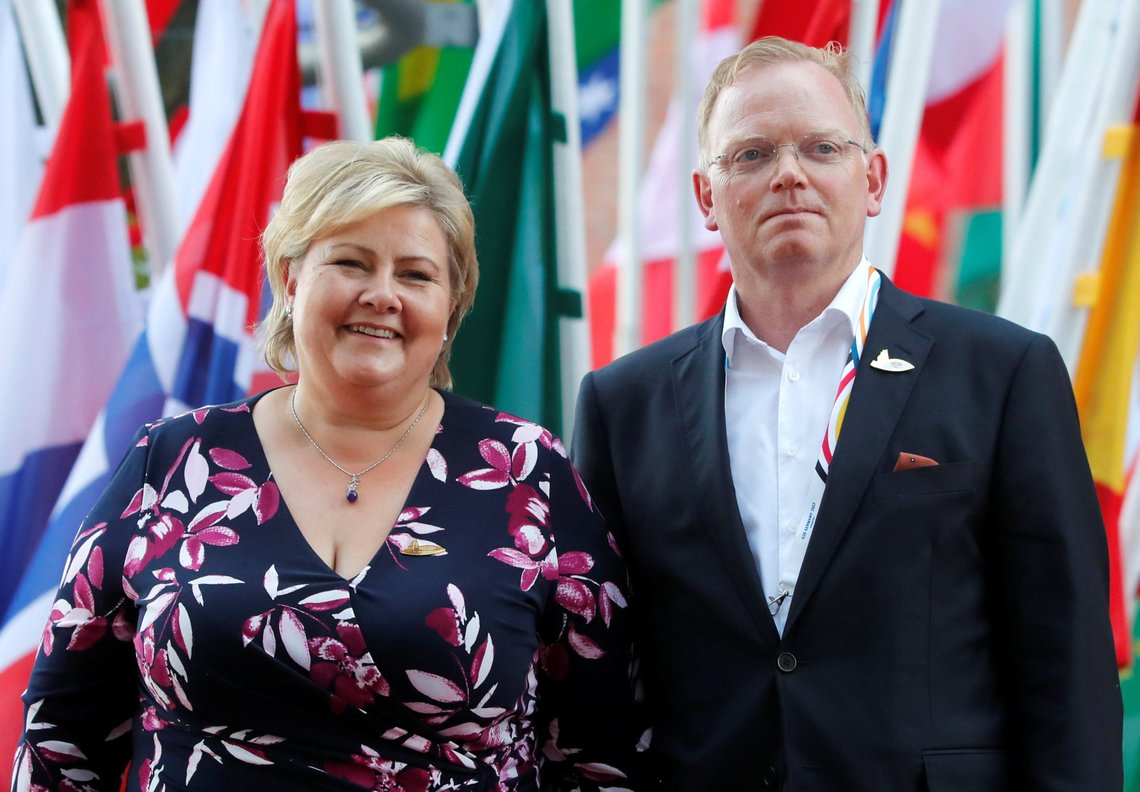Erna Solberg med sin ektemann, Sindre Finnes. Foto: REUTERS/Wolfgang Rattay Erna Solberg med sin ektemann, Sindre Finnes. Foto: REUTERS/Wolfgang Rattay