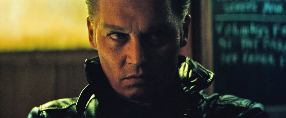 Johnny Depp som Whitey Bulger i filmen Black Mass. Bulger var FBI-informant og brukte denne rollen som cover for å rydde konkurrenter i underverdenen av veien. Med slike informanter påtar FBI seg et stort moralsk ansvar. På toppen av det hele ble fire uskyldige menn ble dømt til livsvarig for drap de ikke hadde begått. Da det omsider kom for en dag motsatte Bob Mueller seg at de ble løslatt. Det utløste den største erstatningssak i amerikansk rettshistorie til privatpersoner: 700 millioner kroner. Likevel blir ikke denne skandalen trukket frem for å belyse hvem Mueller er. Det kalles makt. Johnny Depp som Whitey Bulger i filmen Black Mass. Bulger var FBI-informant og brukte denne rollen som cover for å rydde konkurrenter i underverdenen av veien. Med slike informanter påtar FBI seg et stort moralsk ansvar. På toppen av det hele ble fire uskyldige menn ble dømt til livsvarig for drap de ikke hadde begått. Da det omsider kom for en dag motsatte Bob Mueller seg at de ble løslatt. Det utløste den største erstatningssak i amerikansk rettshistorie til privatpersoner: 700 millioner kroner. Likevel blir ikke denne skandalen trukket frem for å belyse hvem Mueller er. Det kalles makt.