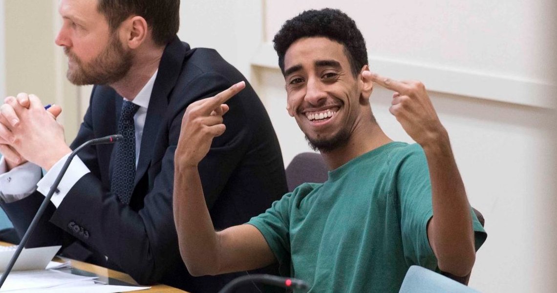 sven lindwall häktningsförhandling för dubbelmordet i hallonbergen.
fouad sahle, misstänkt för mord.
foto sven lindwall 7117 trippelmördaren fouad saleh, 22, döms till livstids fängelse hånlog i rätten /ah
publicerad text: sven lindwall häktningsförhandling för dubbelmordet i hallonbergen.
fouad sahle, misstänkt för mord.
foto sven lindwall 7117 trippelmördaren fouad saleh, 22, döms till livstids fängelse hånlog i rätten /ah
publicerad text: