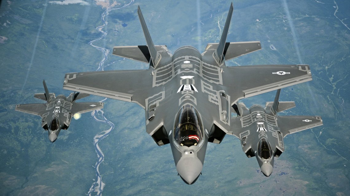 Lockheed Martin F-35 Lightning II er et femtegenerasjons jagerfly med stealth-teknologi og enorm slagkraft. I 2025 skal Norge ha 52 fly, som vil utgjøre en formidabel avskrekking så lenge de ikke er samlet på ett sted. Foto: U.S. Department of Defense. Lockheed Martin F-35 Lightning II er et femtegenerasjons jagerfly med stealth-teknologi og enorm slagkraft. I 2025 skal Norge ha 52 fly, som vil utgjøre en formidabel avskrekking så lenge de ikke er samlet på ett sted. Foto: U.S. Department of Defense.