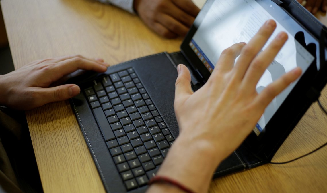 A man works on his computer at a coffee shop in Ciudad Juarez, October 19, 2017. Picture taken October 19, 2017. REUTERS/Jose Luis Gonzalez A man works on his computer at a coffee shop in Ciudad Juarez, October 19, 2017. Picture taken October 19, 2017. REUTERS/Jose Luis Gonzalez