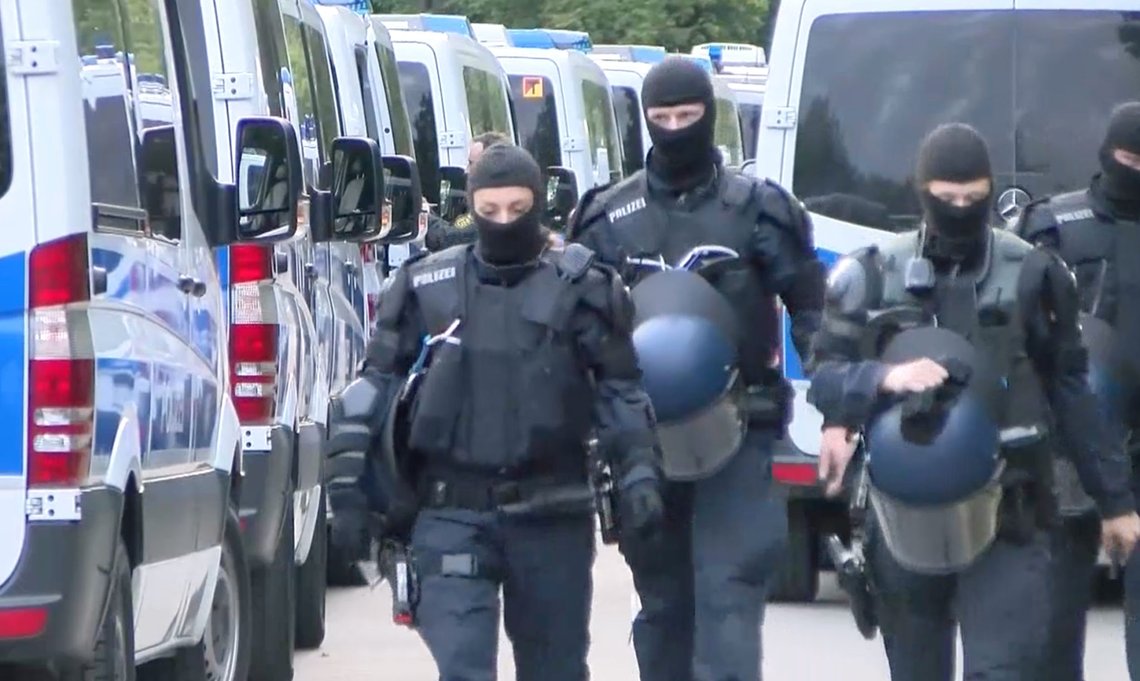 SOLINGEN: Det brutale angrepet i Solingen i Tyskland har ført til to pågripelser. IS har påtatt seg ansvaret, og politiet utelukker ikke terrormotiv. SOLINGEN: Det brutale angrepet i Solingen i Tyskland har ført til to pågripelser. IS har påtatt seg ansvaret, og politiet utelukker ikke terrormotiv.