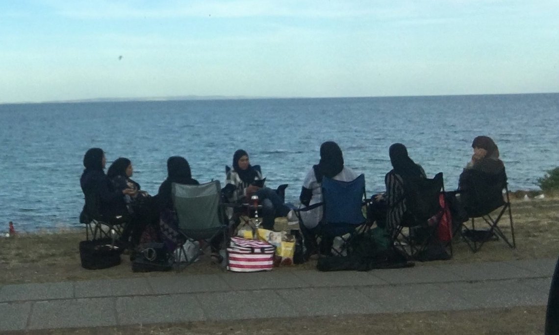 Bildet er fra stranden i Aarhus, men kunne vært fra hvilket som helst sted i Vest-Europa. Folk fra MENA-land gjenskaper den verden de flyttet/flyktet fra. Men hvorfor kom de da til Europa? Foto: Redaksjonen Bildet er fra stranden i Aarhus, men kunne vært fra hvilket som helst sted i Vest-Europa. Folk fra MENA-land gjenskaper den verden de flyttet/flyktet fra. Men hvorfor kom de da til Europa? Foto: Redaksjonen