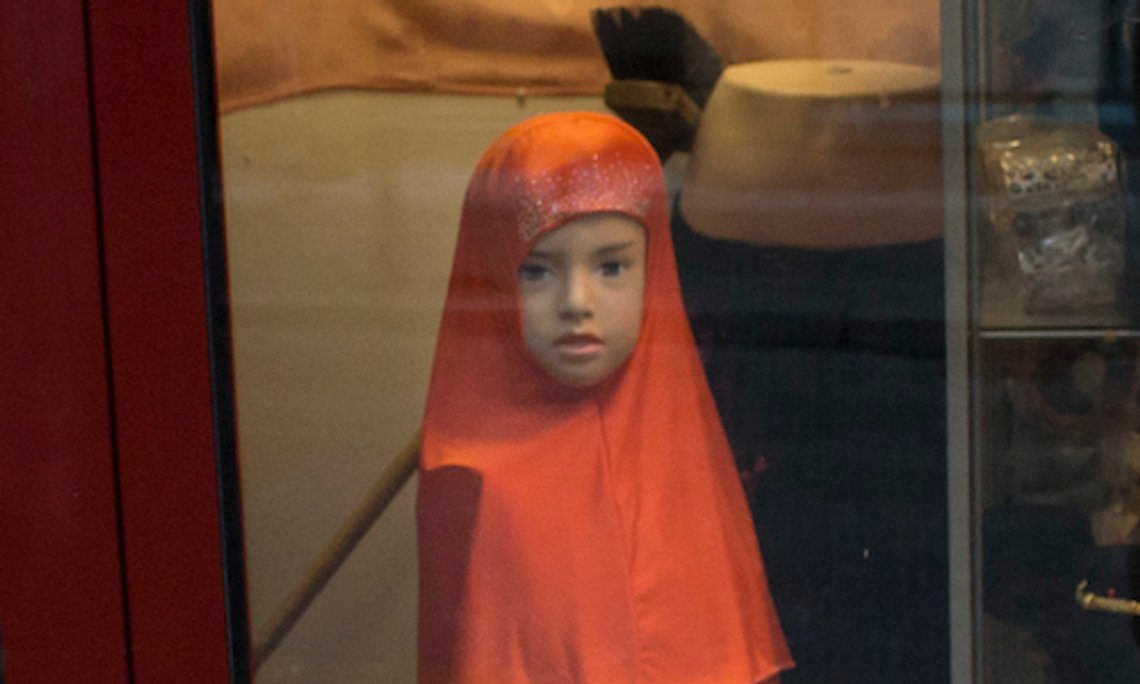 Fra et utstillingsvindu til en butikk på Grønland i Oslo. Foto: Bente Haarstad. Fra et utstillingsvindu til en butikk på Grønland i Oslo. Foto: Bente Haarstad.