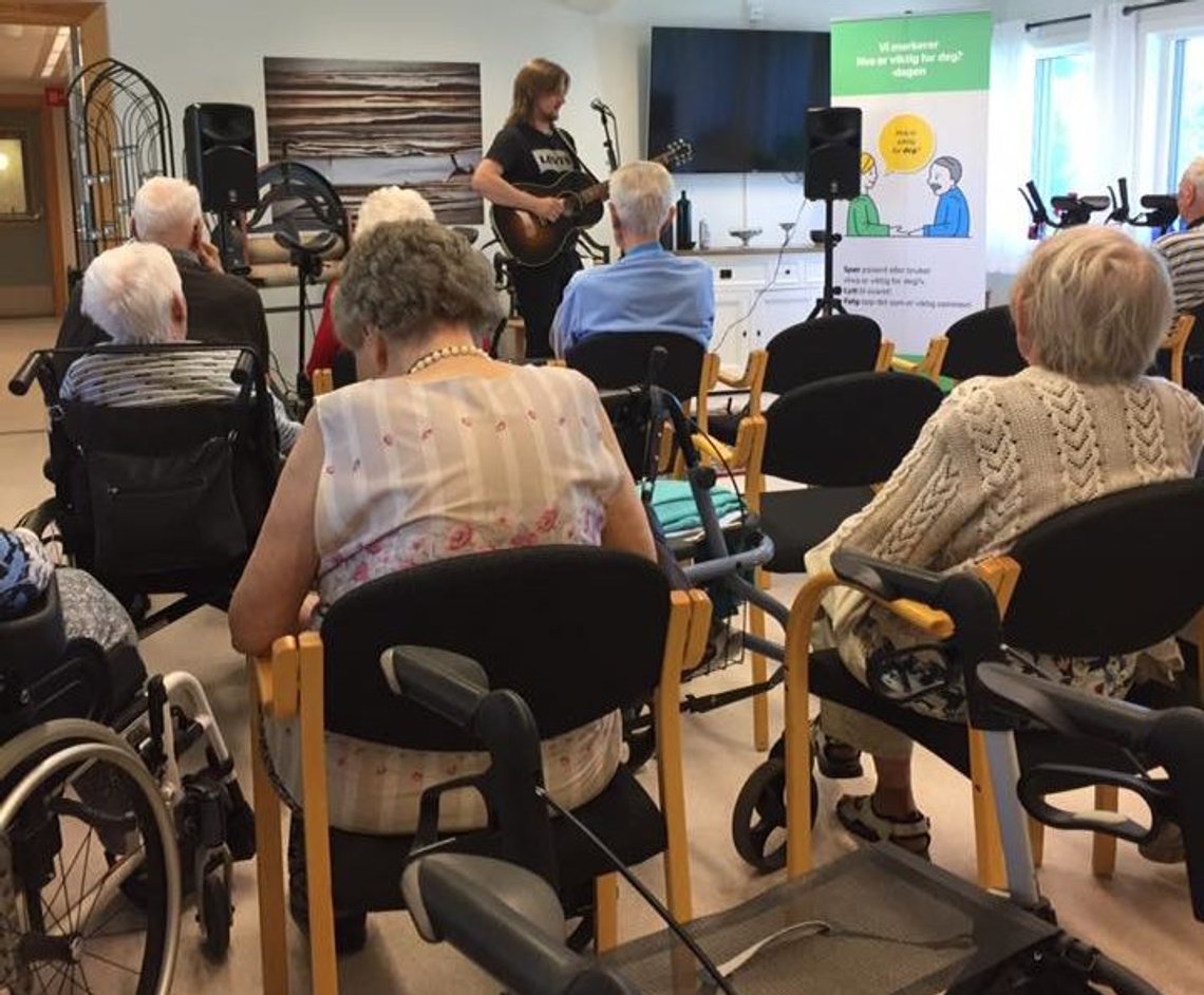 Musikkstund for de eldre på Sørum sykehjem. (Foto: Sørum sykehjem) Musikkstund for de eldre på Sørum sykehjem. (Foto: Sørum sykehjem)