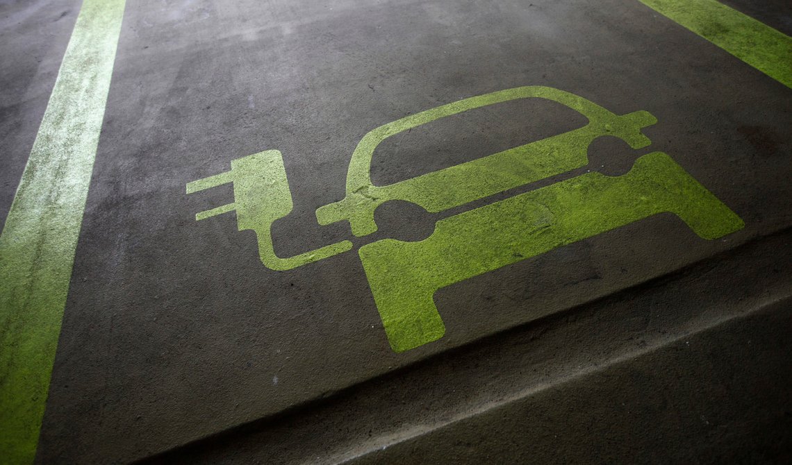 THIS PICTURE IS 6 OF 25 TO ACCOMPANY INSIGHT "ELECTRIC-CAR/BIG OIL". SEARCH IN YOUR PICTURE SYSTEM FOR KEYWORD "ELECTRIC VEHICLES" TO SEE ALL IMAGES. (PXP310-334)
A sign is painted on a parking space for electric cars inside a car park in Hong Kong January 29, 2012. Many of the headlines out of autoshows in the past couple of years have been captured by the launch of electric cars such as Nissan's Leaf, the Tesla sports car, plug-ins like General Motors' Chevrolet Volt, and the latest incarnation of the Toyota Prius. Other manufacturers including BMW, Rolls Royce and Porsche have presented electric-powered prototypes. On the basis of this, one could be forgiven for thinking the auto industry is betting big on electric power. Yet few auto executives share the optimism of Renault and Nissan chief executive Carlos Ghosn who has repeatedly said he sees electric vehicles making up 10 percent of all sales in 2020. A survey of 200 auto industry executives conducted by KPMG released on Monday gave an average forecast for electric vehicles to account for 6-10 percent of global auto sales in 2025, more bullish than oil companies BP and Exxon who expect electric cars to make up no more than 4-5 percent of all cars globally in 20-30 years. Picture taken January 29, 2012. To match Insight ELECTRIC-CAR/BIG OIL REUTERS/Tyrone Siu (CHINA - Tags: BUSINESS ENERGY ENVIRONMENT SCIENCE TECHNOLOGY) THIS PICTURE IS 6 OF 25 TO ACCOMPANY INSIGHT "ELECTRIC-CAR/BIG OIL". SEARCH IN YOUR PICTURE SYSTEM FOR KEYWORD "ELECTRIC VEHICLES" TO SEE ALL IMAGES. (PXP310-334)
A sign is painted on a parking space for electric cars inside a car park in Hong Kong January 29, 2012. Many of the headlines out of autoshows in the past couple of years have been captured by the launch of electric cars such as Nissan's Leaf, the Tesla sports car, plug-ins like General Motors' Chevrolet Volt, and the latest incarnation of the Toyota Prius. Other manufacturers including BMW, Rolls Royce and Porsche have presented electric-powered prototypes. On the basis of this, one could be forgiven for thinking the auto industry is betting big on electric power. Yet few auto executives share the optimism of Renault and Nissan chief executive Carlos Ghosn who has repeatedly said he sees electric vehicles making up 10 percent of all sales in 2020. A survey of 200 auto industry executives conducted by KPMG released on Monday gave an average forecast for electric vehicles to account for 6-10 percent of global auto sales in 2025, more bullish than oil companies BP and Exxon who expect electric cars to make up no more than 4-5 percent of all cars globally in 20-30 years. Picture taken January 29, 2012. To match Insight ELECTRIC-CAR/BIG OIL REUTERS/Tyrone Siu (CHINA - Tags: BUSINESS ENERGY ENVIRONMENT SCIENCE TECHNOLOGY)