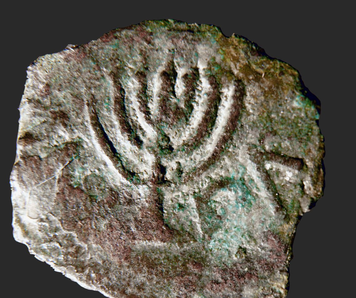 Coins: Israel.
Depiction of a seven-armed chandelier (menorah).
Bronze coin, issued under the last Hasmonean King Antigonos.
Jerusalem, Israel Museum (IDAM). Coins: Israel.
Depiction of a seven-armed chandelier (menorah).
Bronze coin, issued under the last Hasmonean King Antigonos.
Jerusalem, Israel Museum (IDAM).