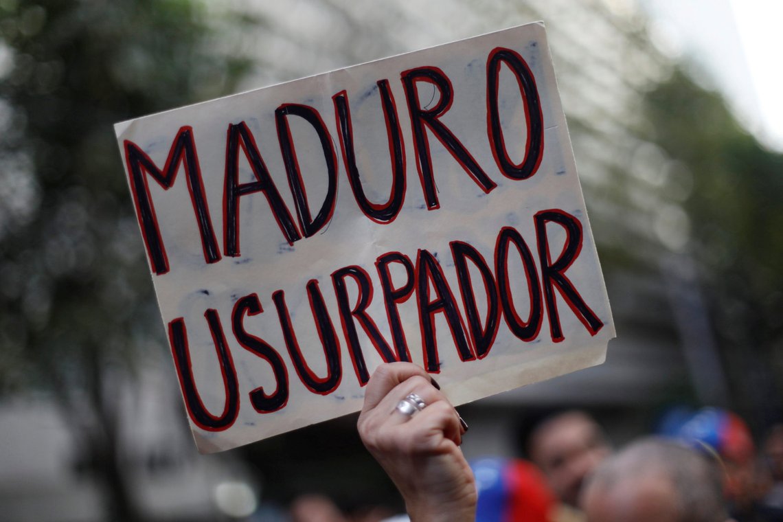 En kvinne demonstrerer mot Venezuelas leder, Nicolás Maduro. På plakaten står det "Maduro utsugeren". Nå er det duket for nye nye samtaler mellom "chavistaene" og opposisjonen, i regi av Norge. Mer enn fire millioner mennesker har flyktet fra Venezuela. Foto: Edgard Garrido / Reuters / NTB En kvinne demonstrerer mot Venezuelas leder, Nicolás Maduro. På plakaten står det "Maduro utsugeren". Nå er det duket for nye nye samtaler mellom "chavistaene" og opposisjonen, i regi av Norge. Mer enn fire millioner mennesker har flyktet fra Venezuela. Foto: Edgard Garrido / Reuters / NTB