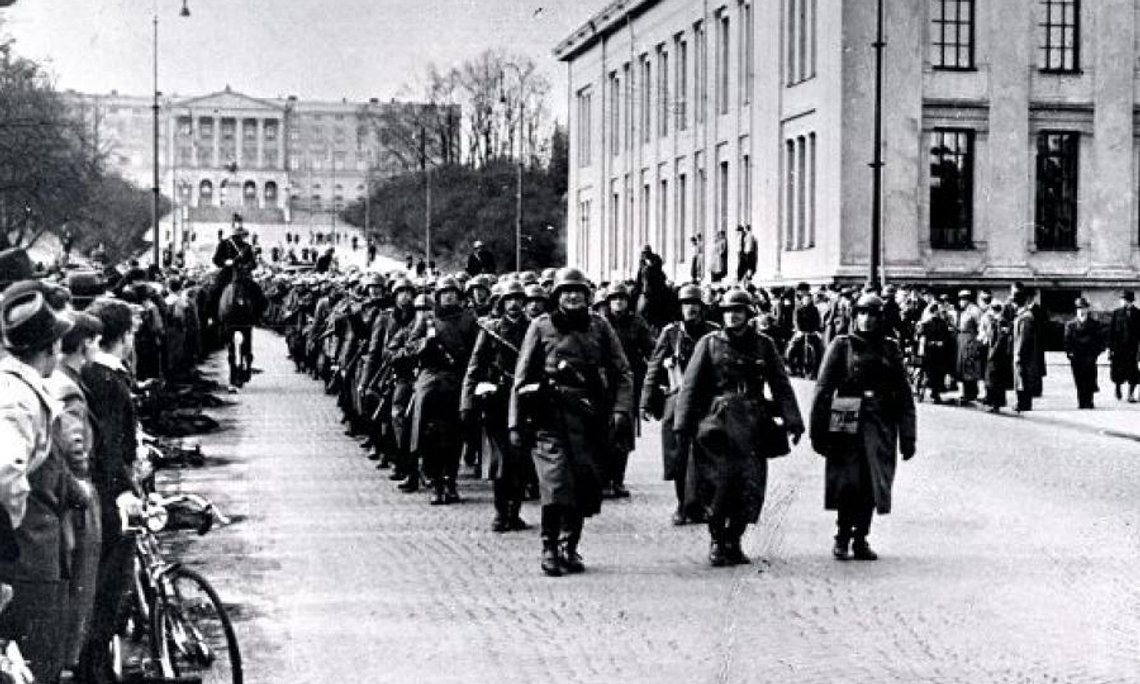 Tyske soldater marsjerer langs Karl Johans gate i Oslo den 9. april 1940. Foto: Varden / Wikipedia. Tyske soldater marsjerer langs Karl Johans gate i Oslo den 9. april 1940. Foto: Varden / Wikipedia.