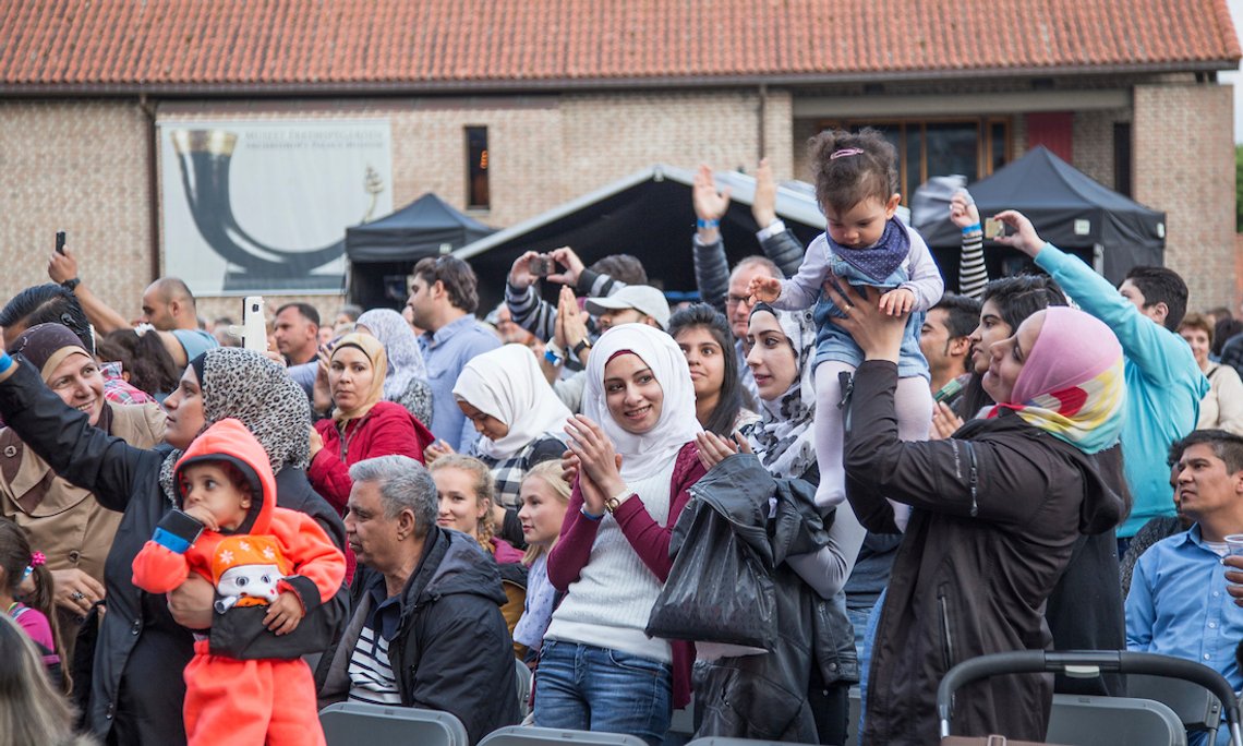 Olavsfestivalen inviterte i 2016 innvandrere i Trondheim til konsert med muslimske artister i Erkebispegården. De fikk blant annet høre religiøs, islamsk musikk med Noureddine Khourchid and the whirling dervishes of Damascus in Syria. Som hyllet Allah med den kristne nasjonalhelligdommen, Nidarosdomen, som bakgrunnskulisse. Foto: Bente Haarstad. Olavsfestivalen inviterte i 2016 innvandrere i Trondheim til konsert med muslimske artister i Erkebispegården. De fikk blant annet høre religiøs, islamsk musikk med Noureddine Khourchid and the whirling dervishes of Damascus in Syria. Som hyllet Allah med den kristne nasjonalhelligdommen, Nidarosdomen, som bakgrunnskulisse. Foto: Bente Haarstad.