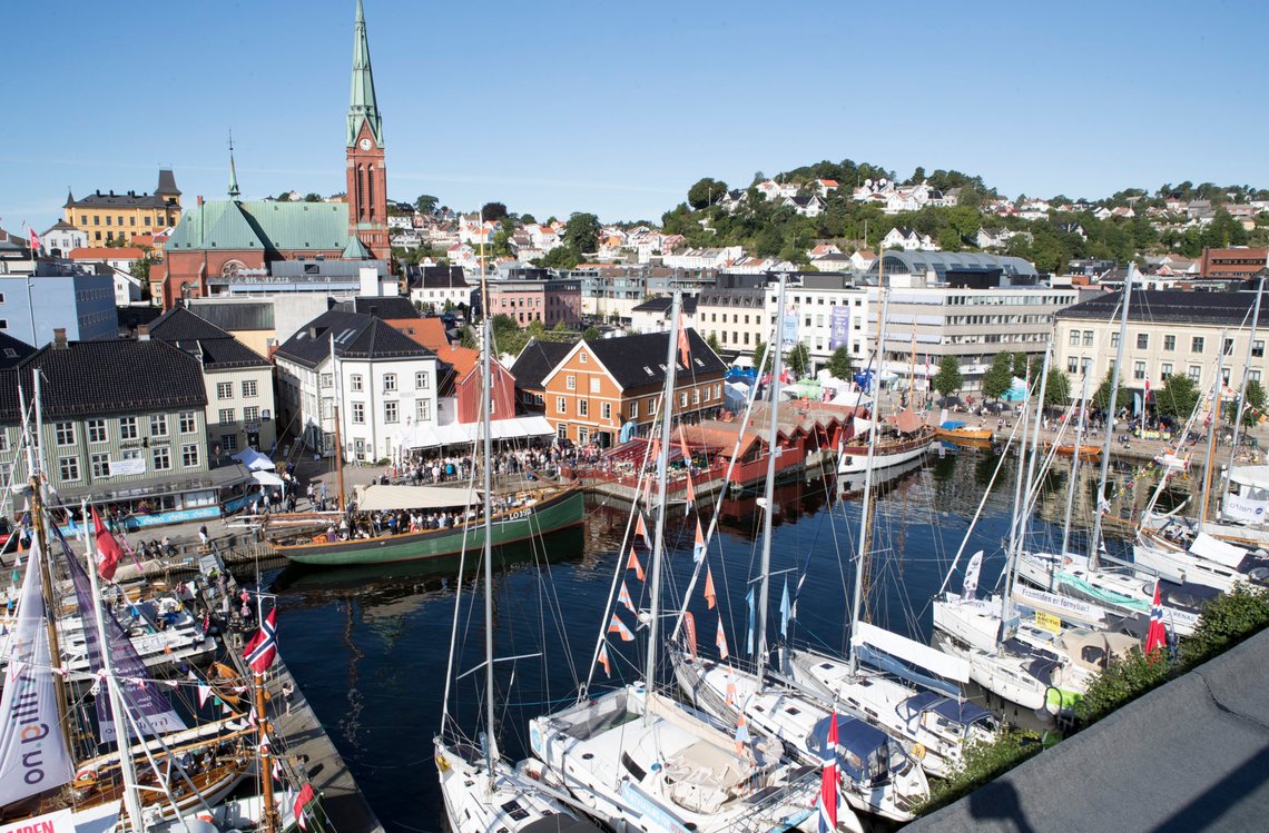 Arendal 20170816.
Under Arendalsuka er det flere hundre forskjellige stands fra forskjellige politiske partier, organisasjoner osv som har samlet seg i Arendal sentrum
Foto: Torstein Bøe / NTB scanpix Arendal 20170816.
Under Arendalsuka er det flere hundre forskjellige stands fra forskjellige politiske partier, organisasjoner osv som har samlet seg i Arendal sentrum
Foto: Torstein Bøe / NTB scanpix