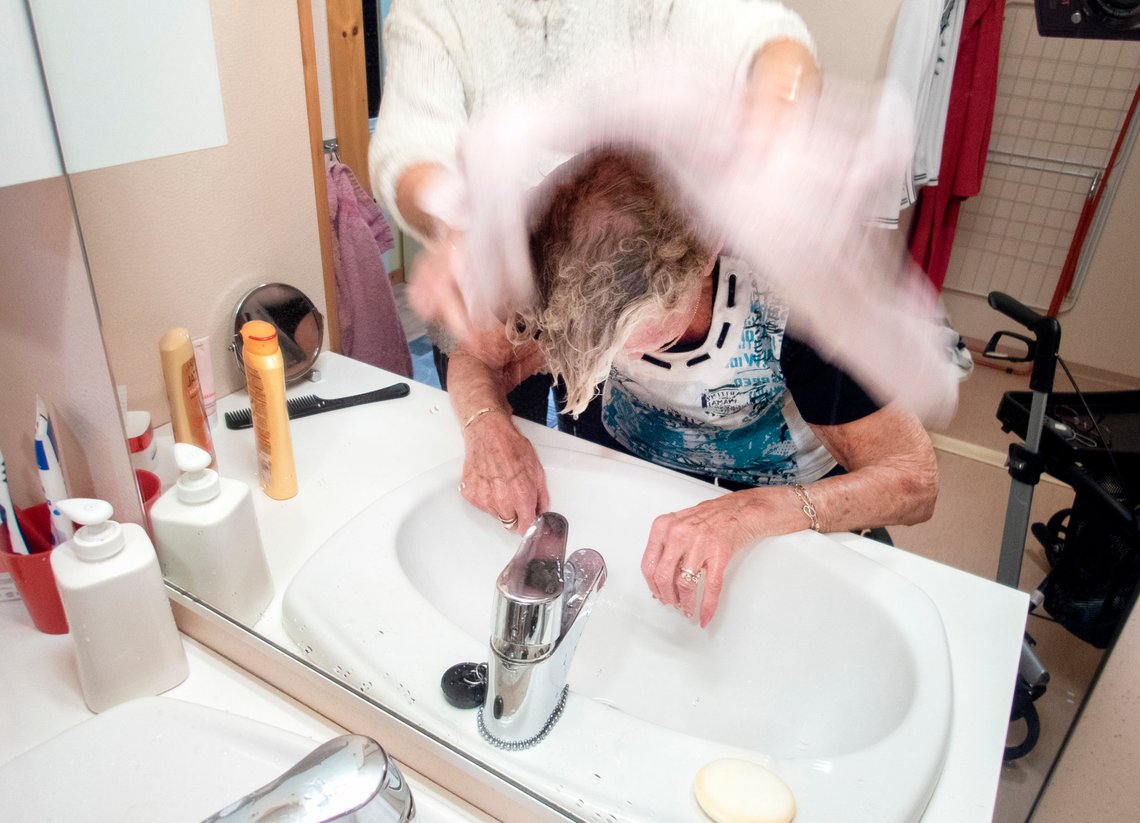 Mo i Rana 20180913.
Eldre dame som får hjelp til å vaske håret sitt.
Modellklarert.
Foto: Gorm Kallestad / NTB scanpix Mo i Rana 20180913.
Eldre dame som får hjelp til å vaske håret sitt.
Modellklarert.
Foto: Gorm Kallestad / NTB scanpix