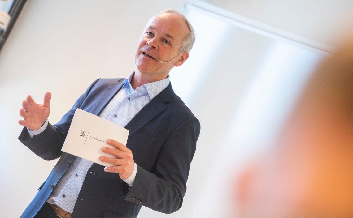OSLO 20190318.
Kunnskaps- og integreringsminister Jan Tore Sanner på Sofienberg skole, der han legger fram forslag til nye læreplanar i skolen.
Fagfornyinga er den største endringa i norsk skole sidan Kunnskapsløftet blei innført i 2006.
Foto: Berit Roald / NTB scanpix OSLO 20190318.
Kunnskaps- og integreringsminister Jan Tore Sanner på Sofienberg skole, der han legger fram forslag til nye læreplanar i skolen.
Fagfornyinga er den største endringa i norsk skole sidan Kunnskapsløftet blei innført i 2006.
Foto: Berit Roald / NTB scanpix