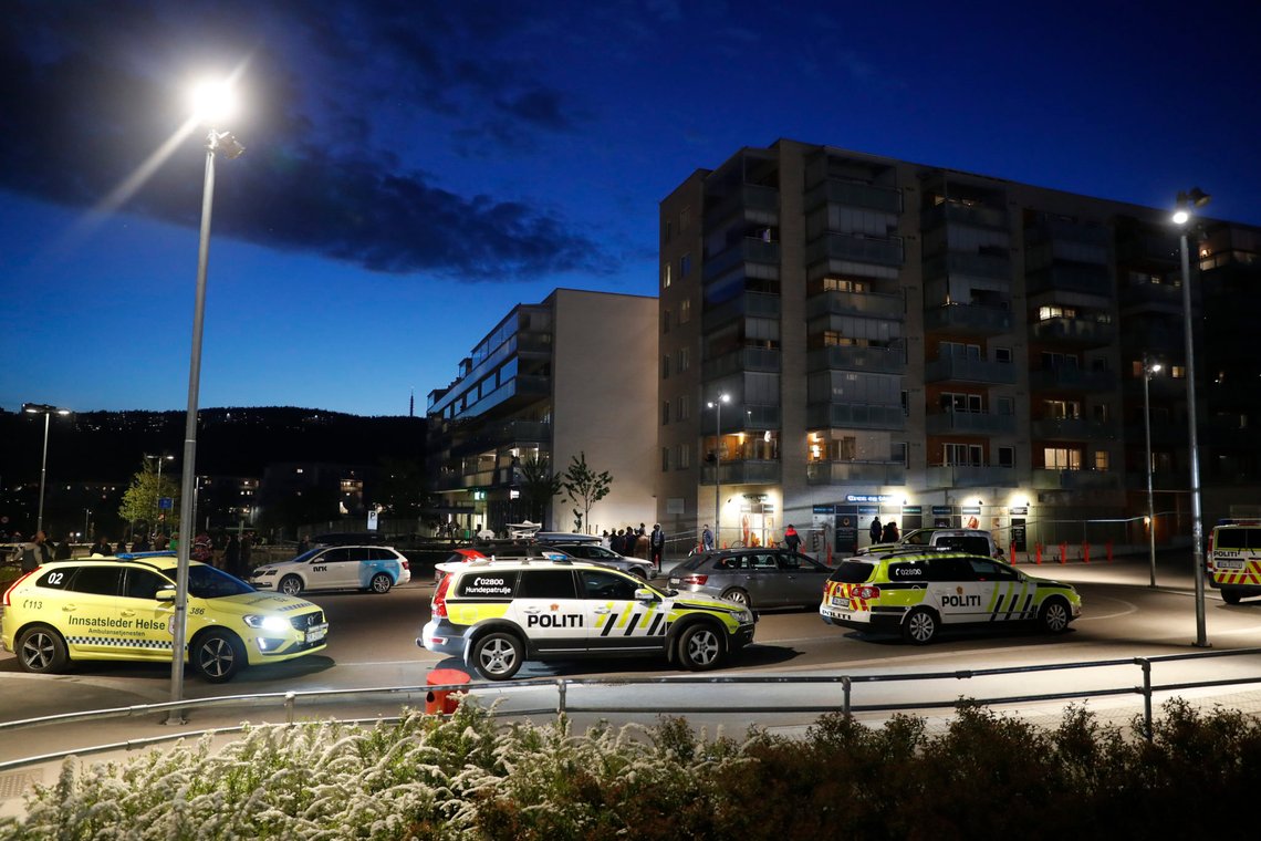 Oslo 20190515.
Politiet rykket sent onsdag kveld ut til Stovner, derskal ha blitt løsnet skudd i nærheten av T-banestasjonen. I følge politiet er det skutt mot en bygning.
Foto: Cornelius Poppe / NTB scanpix Oslo 20190515.
Politiet rykket sent onsdag kveld ut til Stovner, derskal ha blitt løsnet skudd i nærheten av T-banestasjonen. I følge politiet er det skutt mot en bygning.
Foto: Cornelius Poppe / NTB scanpix