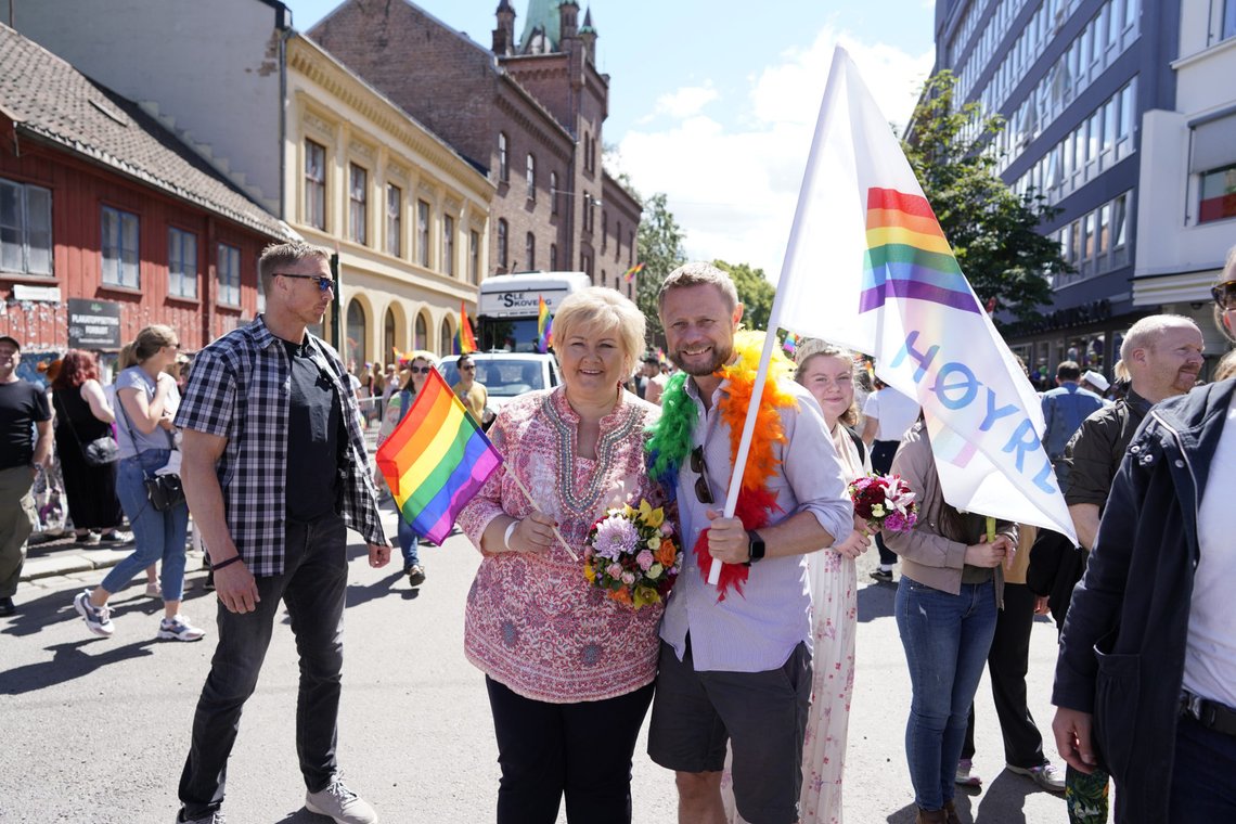 Oslo Pride, som blant annet arrangerer den årlige pride-paraden i Oslo, får fast plass på statsbudsjettet fra 2022. Her er regjeringssjef Erna Solberg og Helse- og omsorgsminister Bent Høie avbildet under paraden i 2019. Foto: Fredrik Hagen / NTB Oslo Pride, som blant annet arrangerer den årlige pride-paraden i Oslo, får fast plass på statsbudsjettet fra 2022. Her er regjeringssjef Erna Solberg og Helse- og omsorgsminister Bent Høie avbildet under paraden i 2019. Foto: Fredrik Hagen / NTB