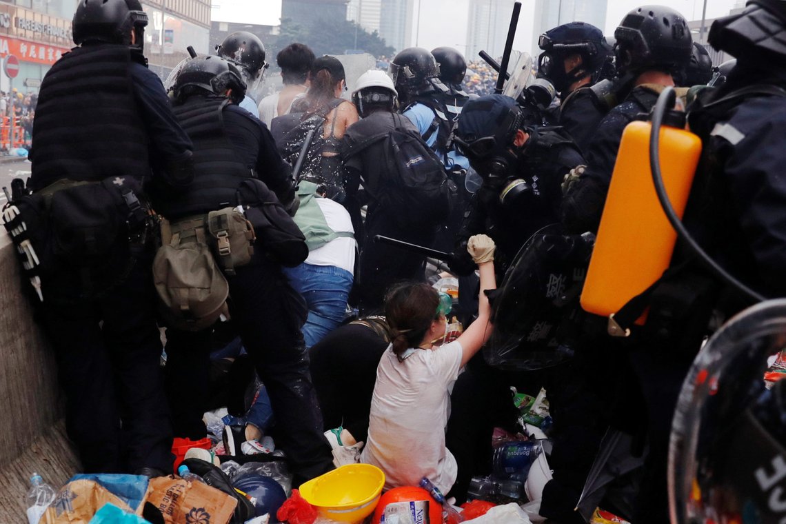 Protesters clash with riot police during a demonstration against a proposed extradition bill in Hong Kong, China June 12, 2019. REUTERS/Tyrone Siu Protesters clash with riot police during a demonstration against a proposed extradition bill in Hong Kong, China June 12, 2019. REUTERS/Tyrone Siu