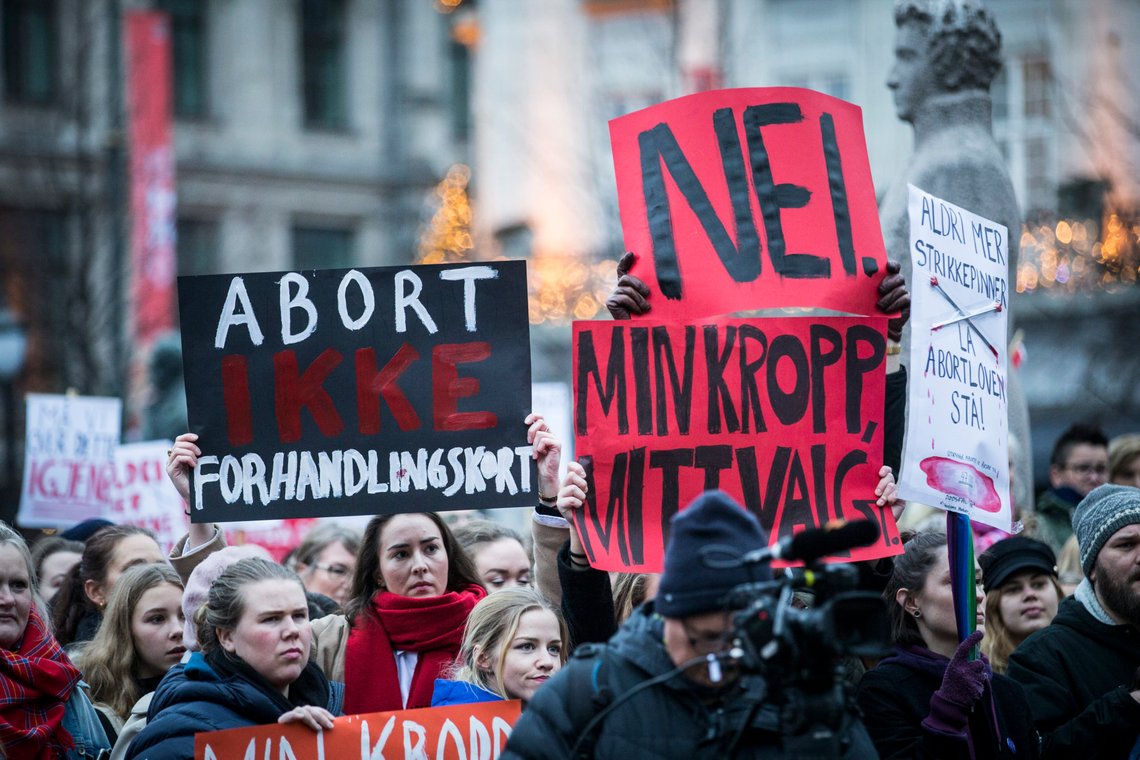 STRIKKEPINNER: Den nye abortloven åpner for fri abort frem til uke 18. Her fra da abortforkjemperne hadde store demonstrasjoner i 2018, og brukte parolen: «Aldri mer strikkepinner - la abortloven stå!»
Foto: Trond Reidar Teigen / NTB scanpix STRIKKEPINNER: Den nye abortloven åpner for fri abort frem til uke 18. Her fra da abortforkjemperne hadde store demonstrasjoner i 2018, og brukte parolen: «Aldri mer strikkepinner - la abortloven stå!»
Foto: Trond Reidar Teigen / NTB scanpix