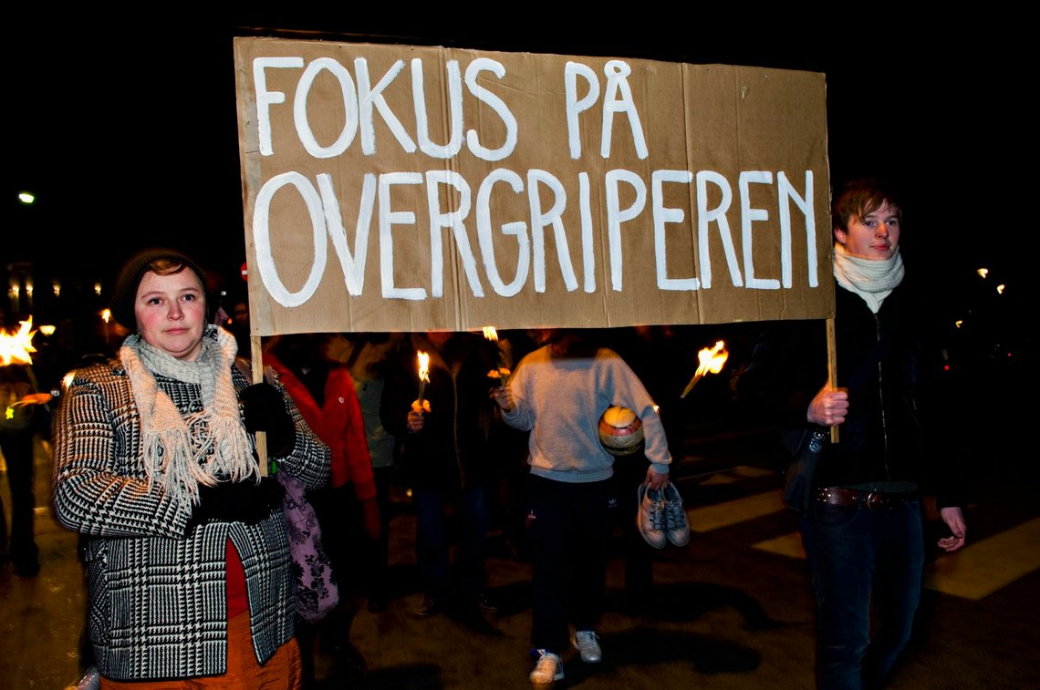 8. mars. Kvinnedagen. Fakkeltog fra Olaf Ryes plass under parolen Ta natta tilbake! for å markere at kvinner skal kunne gå alene om natta uten å føle seg utrygge. Demonstrasjon etter flere voldtekter i sentrum. Kvinnekamp. Oslo.
Foto: © Mimsy Møller / Samfoto 8. mars. Kvinnedagen. Fakkeltog fra Olaf Ryes plass under parolen Ta natta tilbake! for å markere at kvinner skal kunne gå alene om natta uten å føle seg utrygge. Demonstrasjon etter flere voldtekter i sentrum. Kvinnekamp. Oslo.
Foto: © Mimsy Møller / Samfoto