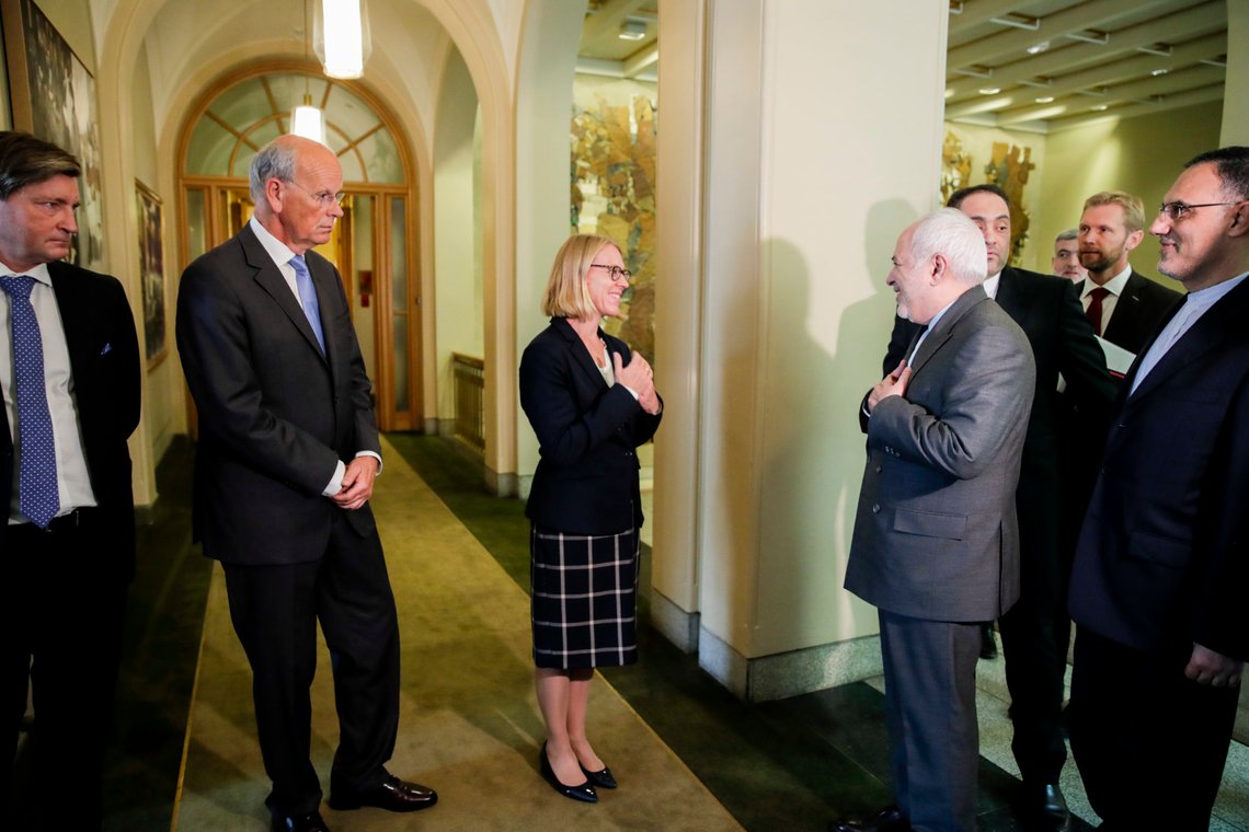 Oslo
Leder Anniken Huitfeldt og nestlederne Michael Tetzschner og Christian Tybring-Gjedde i Stortingets utenriks- og forsvarskomité møter utenriksminister Javad Zarif under hans besøk i Norge. Han ville ikke håndhilse på Anniken Huitfeldt.
Foto: Vidar Ruud / NTB scanpix Oslo
Leder Anniken Huitfeldt og nestlederne Michael Tetzschner og Christian Tybring-Gjedde i Stortingets utenriks- og forsvarskomité møter utenriksminister Javad Zarif under hans besøk i Norge. Han ville ikke håndhilse på Anniken Huitfeldt.
Foto: Vidar Ruud / NTB scanpix