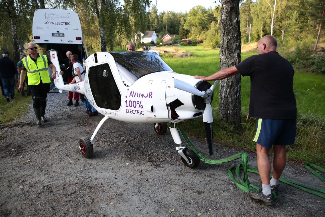 Arendal 20190814.
Avinors el-fly måtte nødlandet i Nornestjønn i Arendal onsdag. Piloten, konsernsjef i Avinor Dag Falk-Petersen og passasjer Aase Marthe Johansen Horrigmo som er statssekretær i Kommunal- og moderniseringsdepartementet, kom uskadet fra hendelsen.
Foto: Håkon Mosvold Larsen / NTB scanpix Arendal 20190814.
Avinors el-fly måtte nødlandet i Nornestjønn i Arendal onsdag. Piloten, konsernsjef i Avinor Dag Falk-Petersen og passasjer Aase Marthe Johansen Horrigmo som er statssekretær i Kommunal- og moderniseringsdepartementet, kom uskadet fra hendelsen.
Foto: Håkon Mosvold Larsen / NTB scanpix