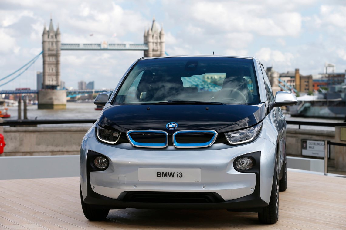 The new BMW i3 electric car is seen with Tower Bridge behind it after it was unveiled at a ceremony in London, July 29, 2013. REUTERS/Andrew Winning (BRITAIN - Tags: TRANSPORT BUSINESS SCIENCE TECHNOLOGY CITYSCAPE) The new BMW i3 electric car is seen with Tower Bridge behind it after it was unveiled at a ceremony in London, July 29, 2013. REUTERS/Andrew Winning (BRITAIN - Tags: TRANSPORT BUSINESS SCIENCE TECHNOLOGY CITYSCAPE)