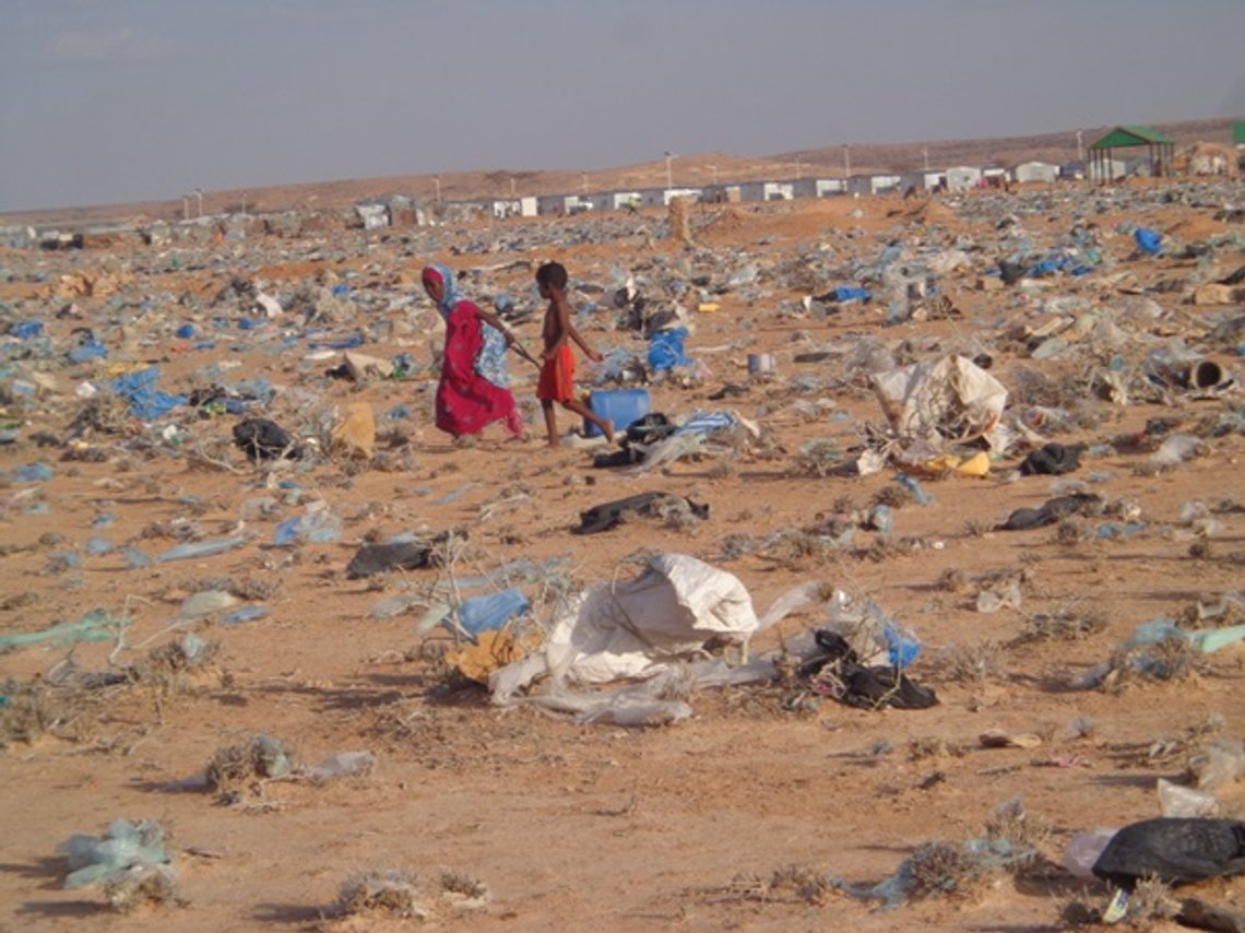 Barn vandrer barføtt på vei til et stevne i Garowe. Legg merke til bekledningen. Jentungen på kanskje åtte år er allerede ikledd hodetørkle og flagrende gevanter, mens guttungen klarer seg med litt for store shorts. Alt ifølge lokale, islamske skikker. Foto: Puntland Mirror Barn vandrer barføtt på vei til et stevne i Garowe. Legg merke til bekledningen. Jentungen på kanskje åtte år er allerede ikledd hodetørkle og flagrende gevanter, mens guttungen klarer seg med litt for store shorts. Alt ifølge lokale, islamske skikker. Foto: Puntland Mirror