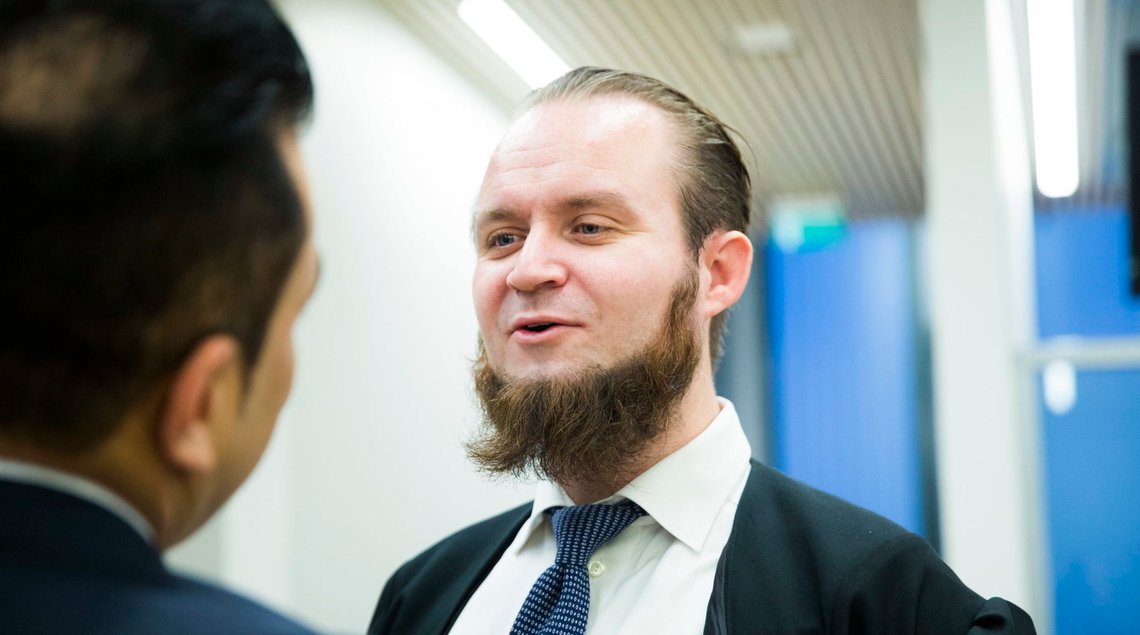 OSLO 20161103.
Javeed Hussain Shah, hovedforsvarer (med ryggen til) og Nils Christian Nordhus, medforsvarer (t.h.) for en 19 år gammel mann som sammen med Ubaydullah Hussain står tiltalt i Oslo Tingrett, torsdag.
Hussain er mistenkt for å ha rekruttert 19-åringen til IS.
Foto: Berit Roald / NTB scanpix OSLO 20161103.
Javeed Hussain Shah, hovedforsvarer (med ryggen til) og Nils Christian Nordhus, medforsvarer (t.h.) for en 19 år gammel mann som sammen med Ubaydullah Hussain står tiltalt i Oslo Tingrett, torsdag.
Hussain er mistenkt for å ha rekruttert 19-åringen til IS.
Foto: Berit Roald / NTB scanpix