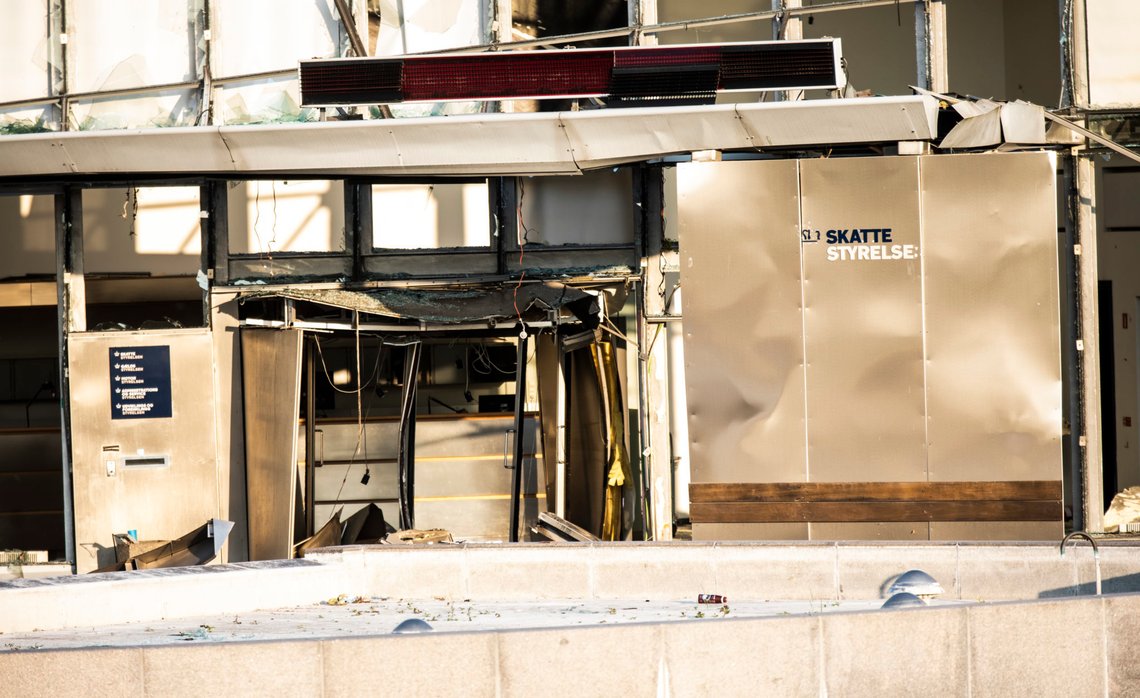 København, Danmark 20190807.
Indgangspartiet foran Skattestyrelsen på Østerbro i København, onsdag den 7. august 2019. Tirsdag aften fik politiet meldinger om en kraftig eksplosion i nærheden af Nordhavn Station. Politiet bekræfter, at der har været tale om en kraftig eksplosion foran Skattestyrelsen.. (Foto: Ólafur Steinar Rye Gestsson/Ritzau Scanpix)
Foto: Ólafur Steinar Rye Gestsson / Ritzau Scanpix / NTB scanpix København, Danmark 20190807.
Indgangspartiet foran Skattestyrelsen på Østerbro i København, onsdag den 7. august 2019. Tirsdag aften fik politiet meldinger om en kraftig eksplosion i nærheden af Nordhavn Station. Politiet bekræfter, at der har været tale om en kraftig eksplosion foran Skattestyrelsen.. (Foto: Ólafur Steinar Rye Gestsson/Ritzau Scanpix)
Foto: Ólafur Steinar Rye Gestsson / Ritzau Scanpix / NTB scanpix