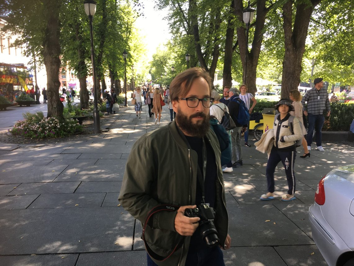 Når Harald Klungtveit går ned i Studenterlunden for å fotografere at Rasmus Paludan er der, er det ikke Paludan han er opptatt av, men menneskene som har stanset opp for å høre ham. Klungtveit driver overvåking av mennesker på offentlig sted. Det er akkurat slik Redox driver i Danmark. Overvåking, kartlegging og intimidering. Foto: Document Når Harald Klungtveit går ned i Studenterlunden for å fotografere at Rasmus Paludan er der, er det ikke Paludan han er opptatt av, men menneskene som har stanset opp for å høre ham. Klungtveit driver overvåking av mennesker på offentlig sted. Det er akkurat slik Redox driver i Danmark. Overvåking, kartlegging og intimidering. Foto: Document