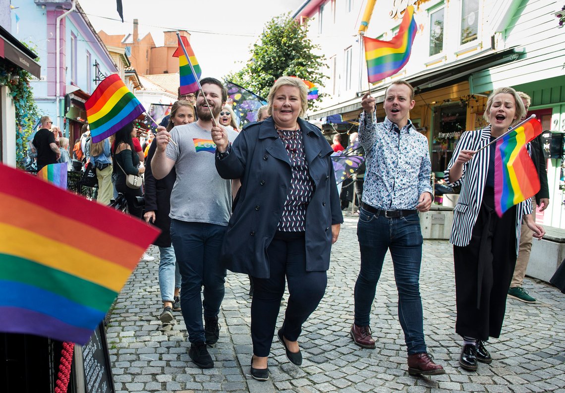Stavanger 20180908.
Statsminister Erna Solberg (H) går i Pride paraden i Stavanger lørdag. Leder for FRI Rogaland, Benjamin Aarsland Erikstad t.v. T.h. for Solberg går festivalsjef for "Stavanger på Skeivå" Daniel Bøhn Rayner og leder for Foreningen for kjønns- og seksualitetsmangfold, Ingvild Endestad
Foto: Carina Johansen / NTB Scanpix Stavanger 20180908.
Statsminister Erna Solberg (H) går i Pride paraden i Stavanger lørdag. Leder for FRI Rogaland, Benjamin Aarsland Erikstad t.v. T.h. for Solberg går festivalsjef for "Stavanger på Skeivå" Daniel Bøhn Rayner og leder for Foreningen for kjønns- og seksualitetsmangfold, Ingvild Endestad
Foto: Carina Johansen / NTB Scanpix